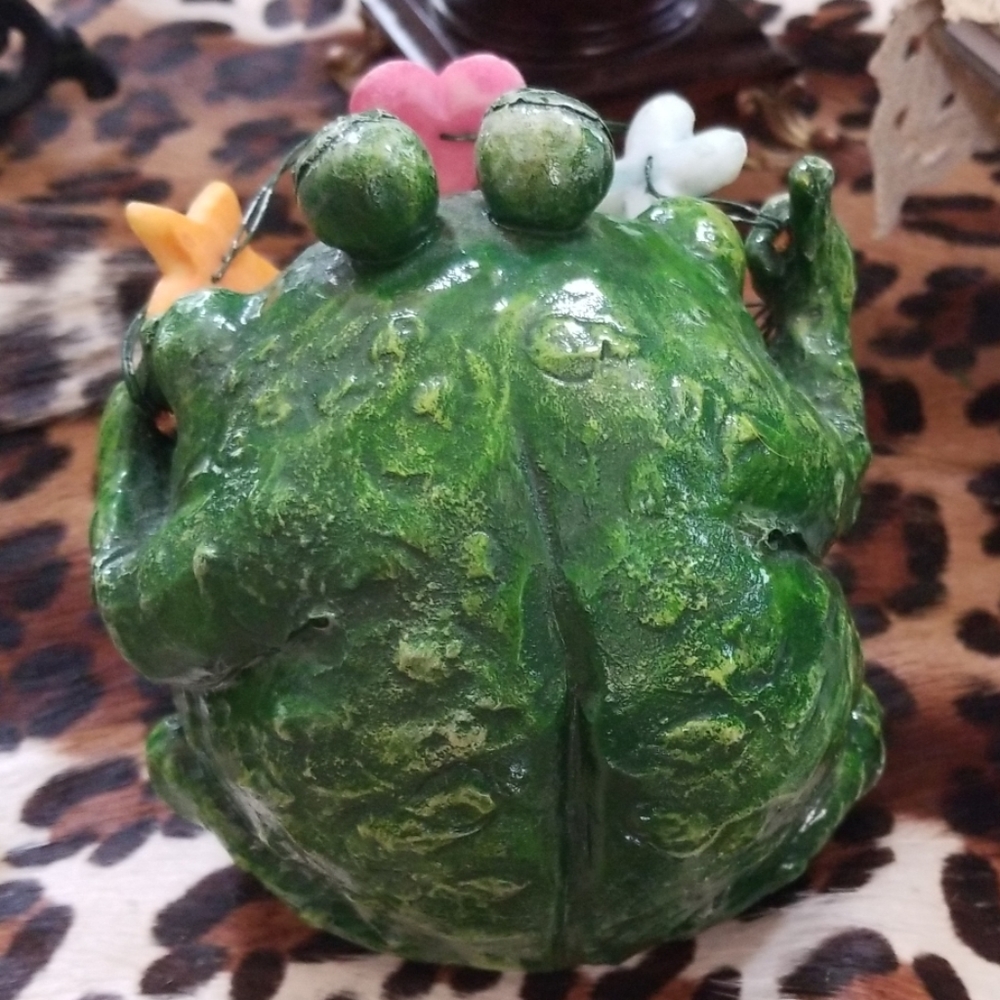 Frog sculpture - Picture 2 of 4